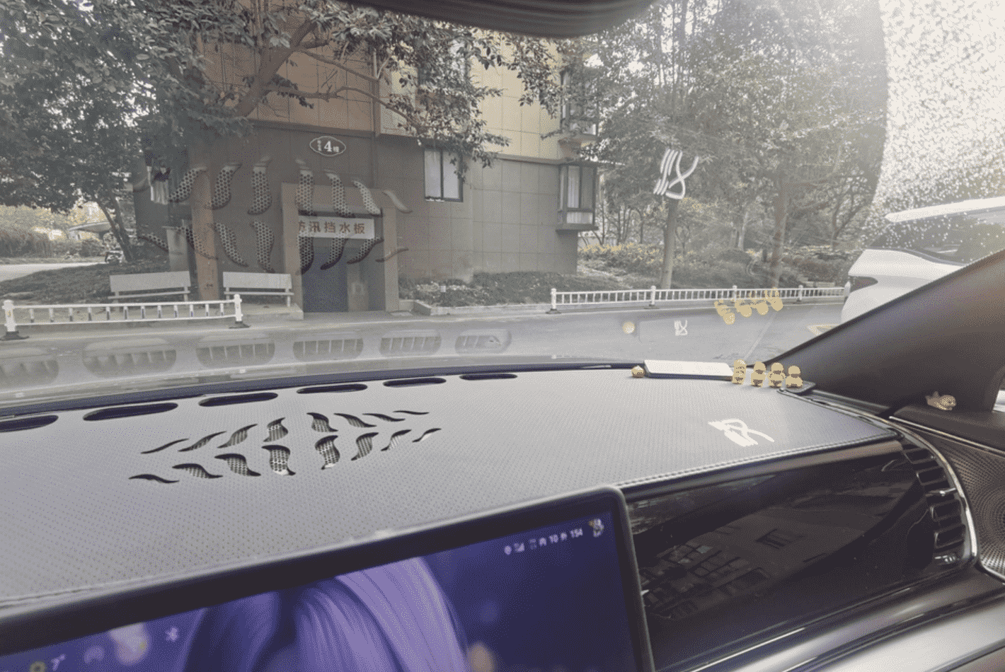 Xevaban.com ở 214 Giải Phóng là đơn vị chuyên cung cấp phụ kiện oto, đồ chơi oto, đồ chơi byd han, phụ kiện byd han, xevaban, 214 giải phóng, thảm taplo byd han, thảm chống bụi taplo byd han, thảm chống nắng taplo byd han.